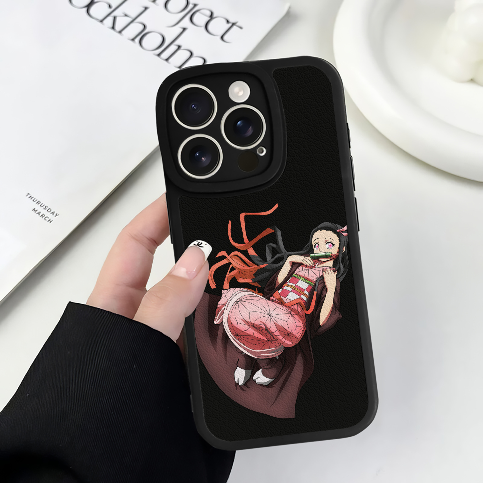 （画像用） 鬼滅の刃（きめつのやいば）竈門 禰󠄀豆子／かまど ねずこ Kamado Nezuko 【iPhone 16シリーズ対応】シリコンスマホケース（レザー調） 材質：シリコン